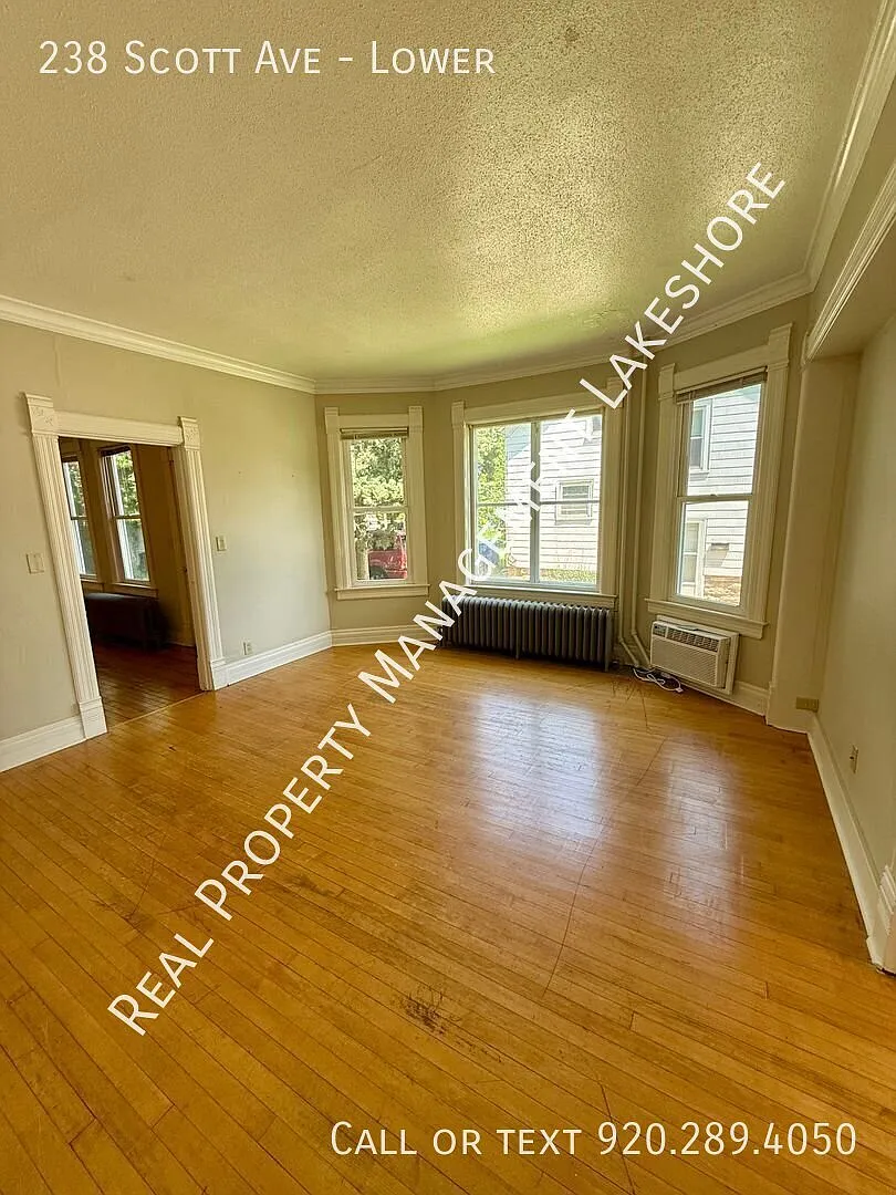 Charming 2 Bedroom Lower Flat with Heat Included Oshkosh — Photo 4