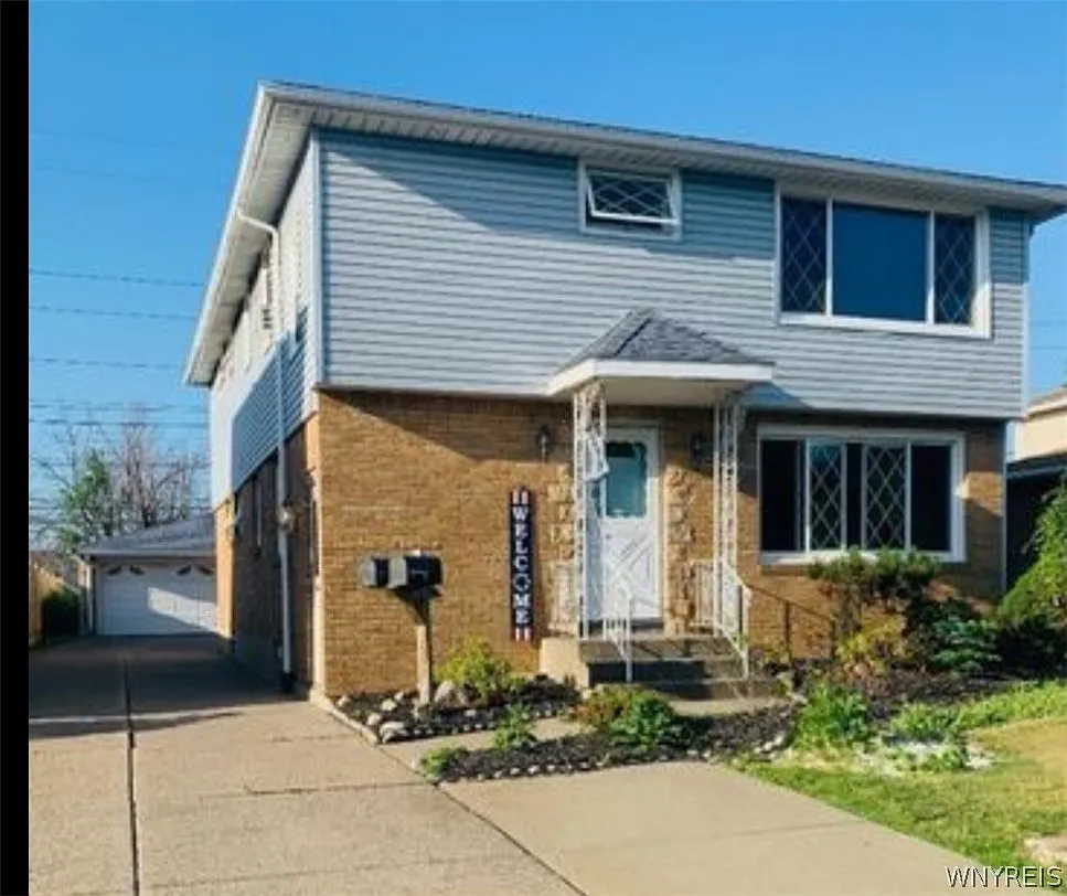 3 bed, 1.0 bath, 1176 sqft, $1,475 — Photo 1