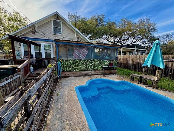 4th image of 802 Hudgins St
