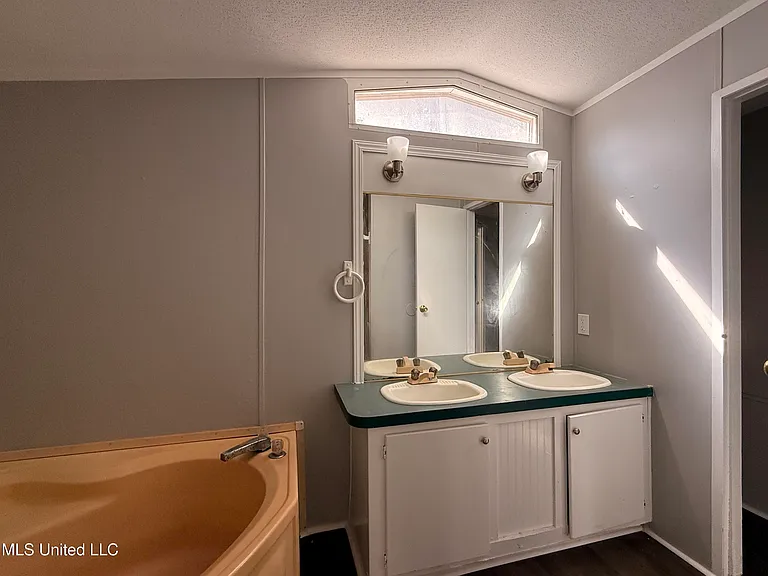 505 Hillview Ct — Photo 6