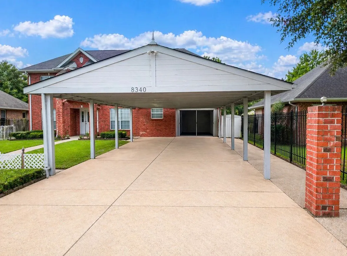 4 bed, $2,300 — Photo 1