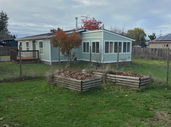 425 B St, Silverton, OR 97381