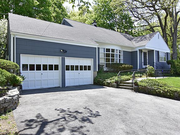 3rd image of 14 Amherst Dr
