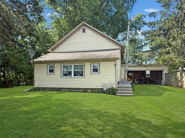 5843 W Stephenson Street Rd, Freeport, IL 61032