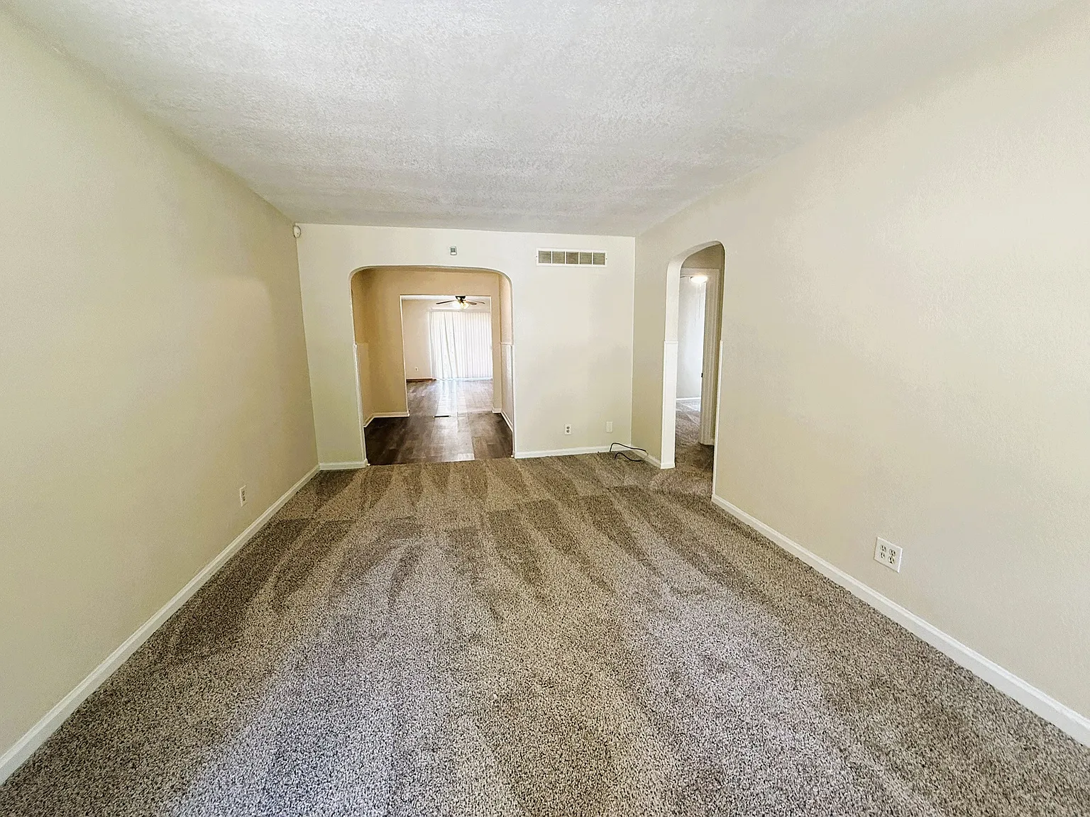 3 bed, 1300 sqft, $1,200 — Photo 2