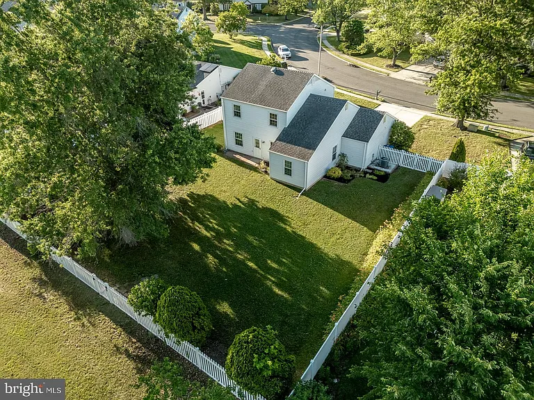 10 Honey Locust Ln — Photo 36