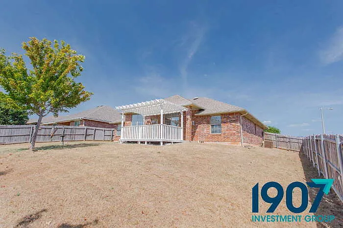 501 Madeline Ln — Photo 16