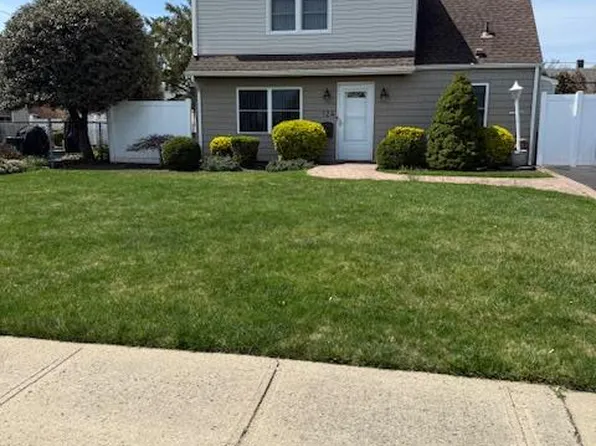 124 Saddle Lane, Levittown, NY 11756