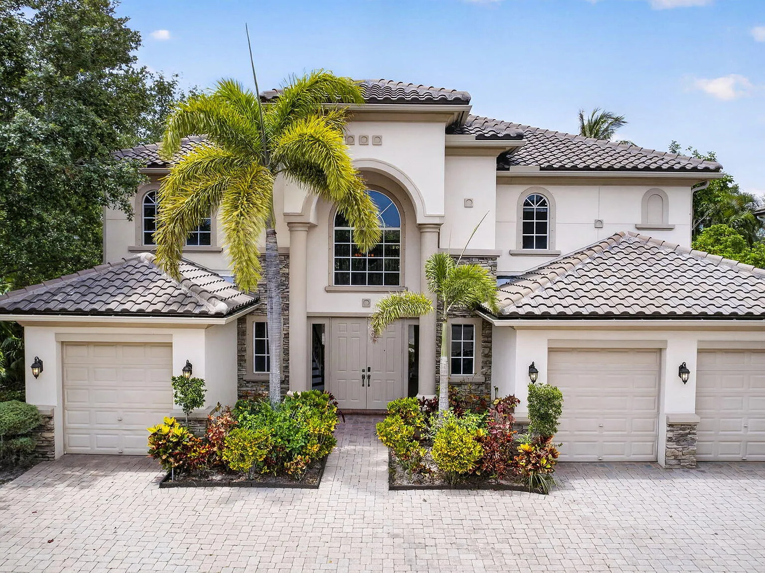5 bed, 5.0 bath, 4532 sqft, $6,500 — Photo 2
