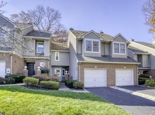 14 Meeker Ct, Roseland, NJ 07068