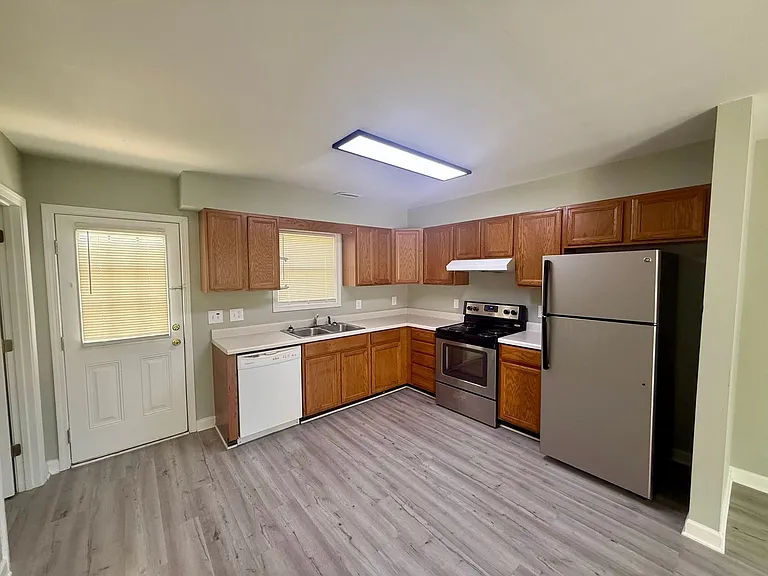 Two bedroom, one bath apartment in Burlington — Photo 3