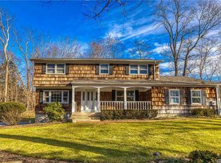 1 Saint George Glen Dr, East Setauket, NY 11733