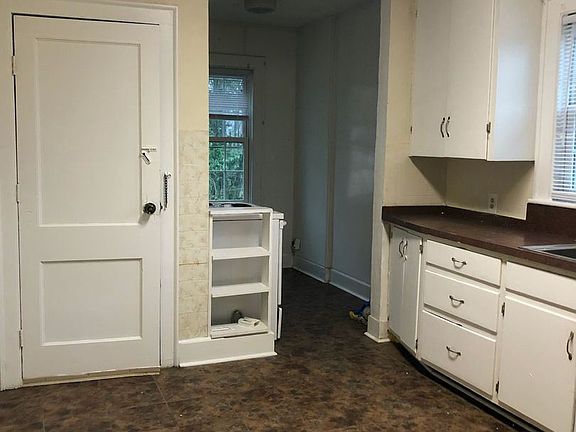 5th image of 2228 Lansing Ave #A