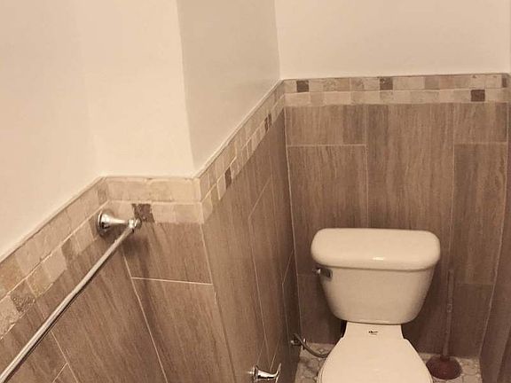 5th image of 454 W 36th St APT F1