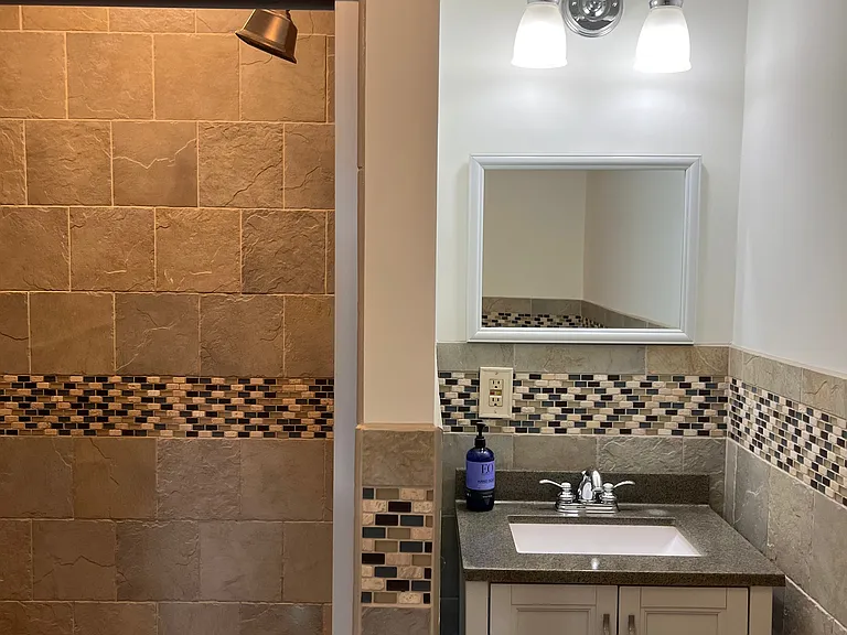 Master ensuite bathroom