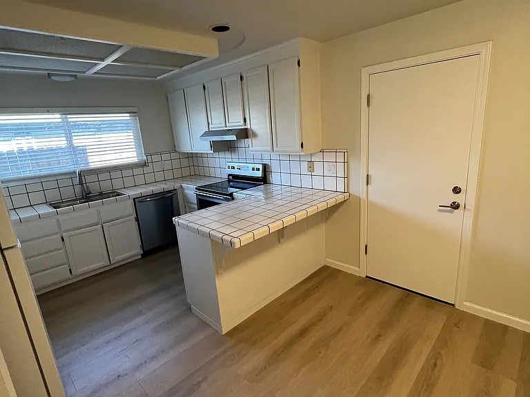 490 Rajkovich Way #B — Photo 3