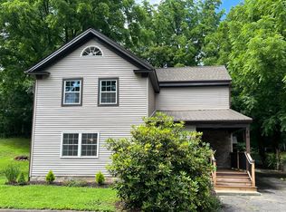 4 Crescent St, Huntington, MA 01050