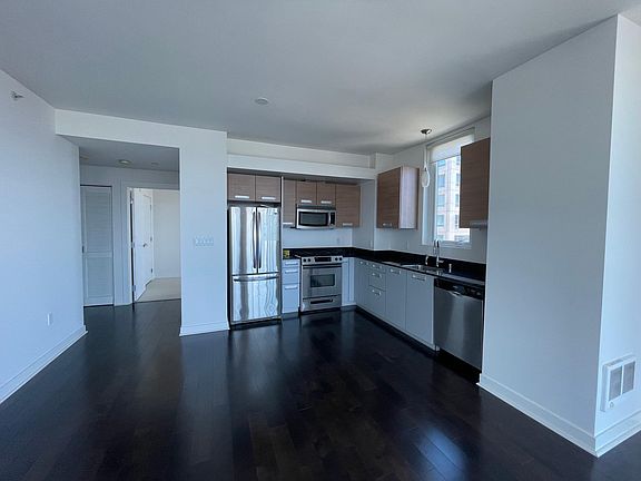 3rd image of 300 Berry St Unit 1308