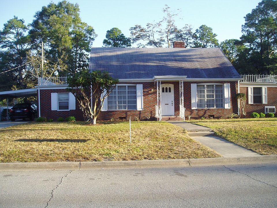 Front Showing New Trim Paint and Neat Landscaping