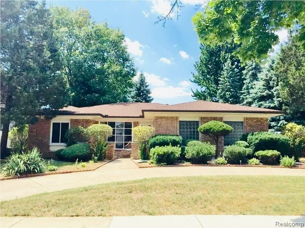 3589 Wakefield Dr, Troy, MI 48083