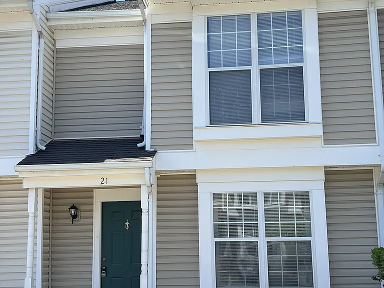 21 Essex Sq — Photo 13