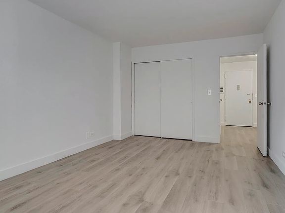 5th image of 300 Mercer St APT 27C