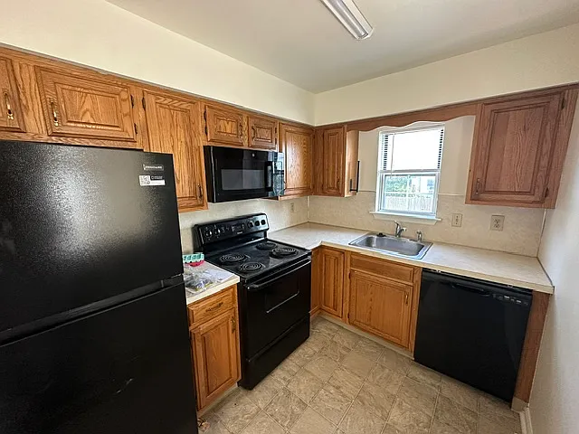 886 Sturbridge Ln #B — Photo 2