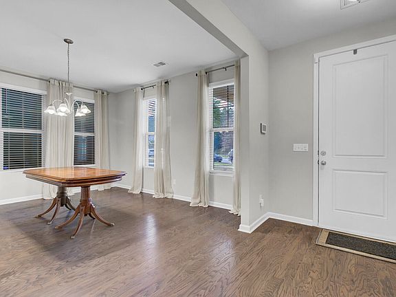 5th image of 363 Oak Park St