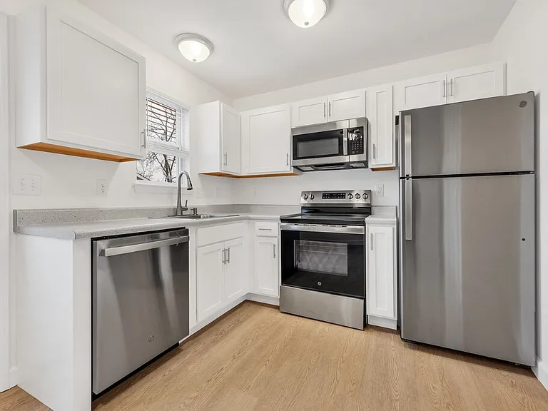 684 E College St — Photo 8