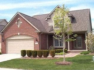 5812 Windstar Cir, Waterford, MI 48327