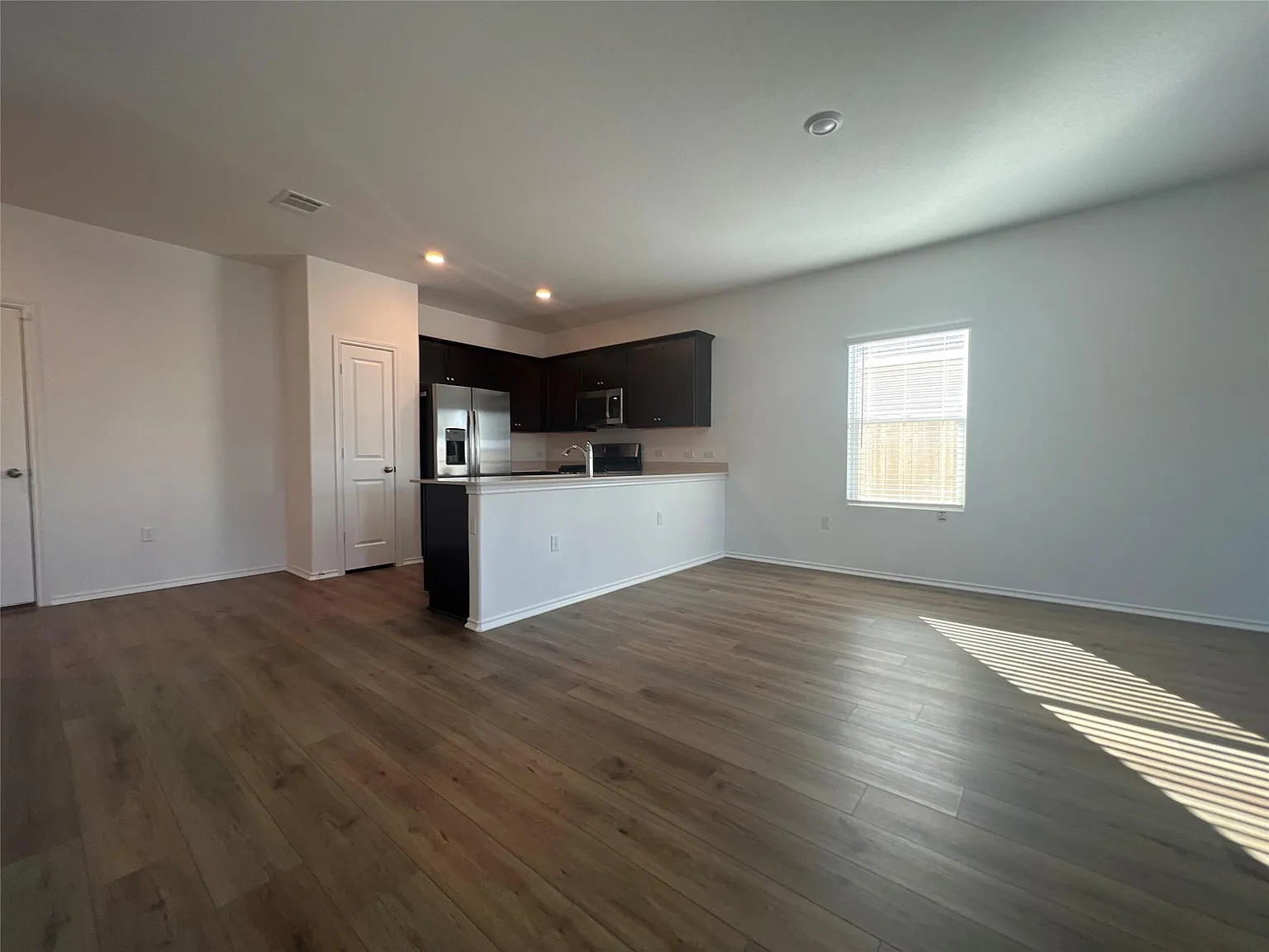 3 bed, 2.0 bath, 1474 sqft, $1,800 — Photo 2