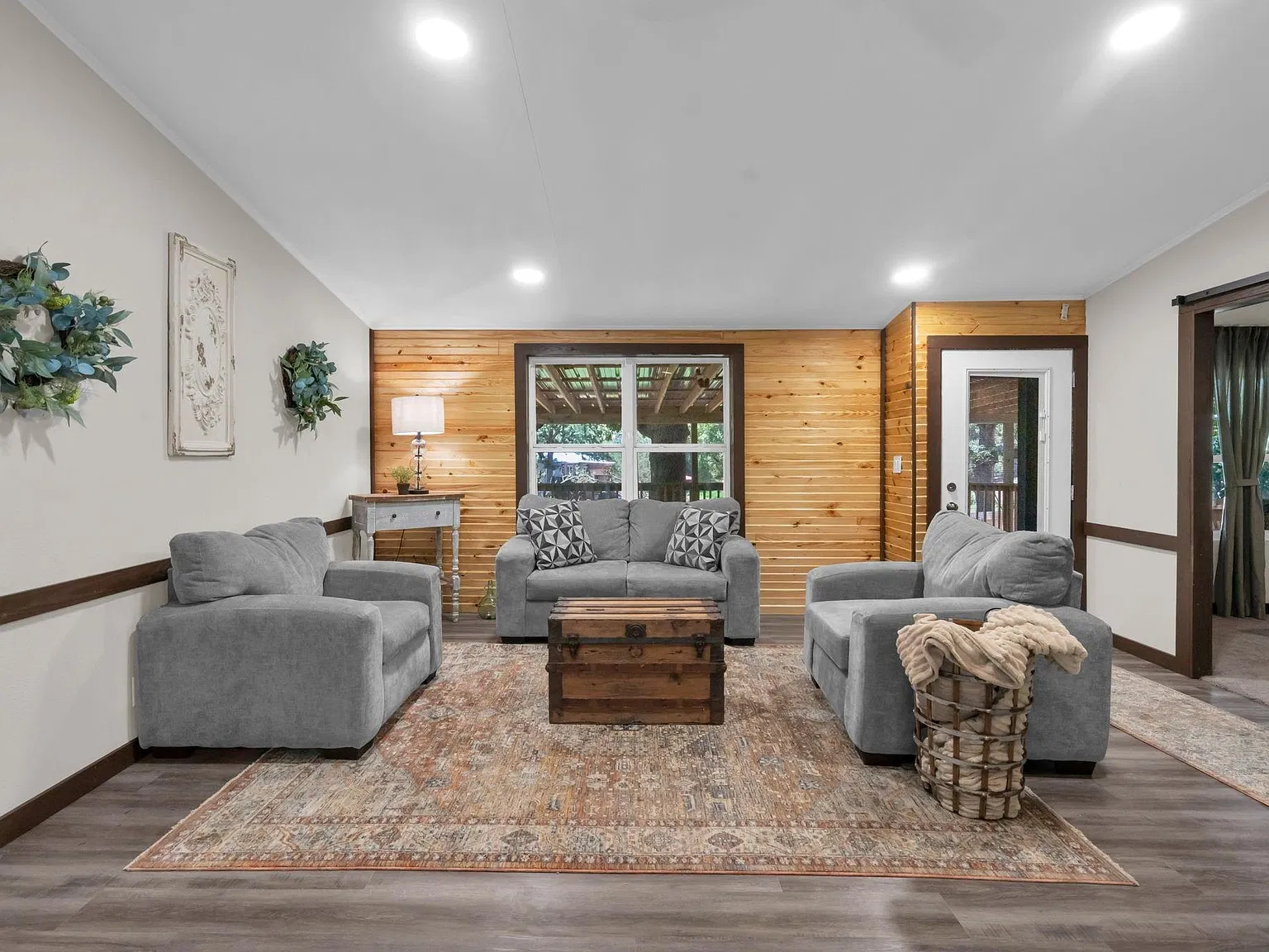 3 bed, 2.0 bath, 1080 sqft, $1,200 — Photo 3