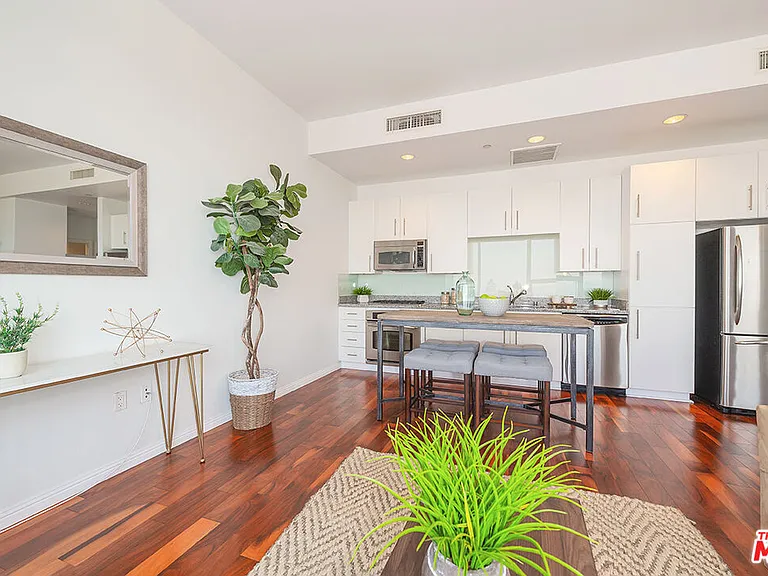 1100 Wilshire Blvd #2501 — Photo 3