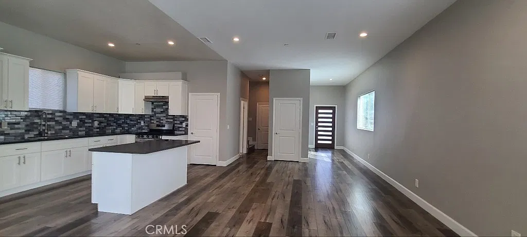 5 bed, 3.5 bath, 2155 sqft, $4,000 — Photo 2