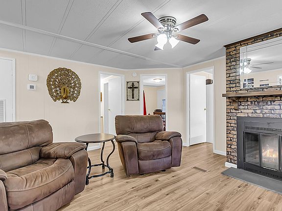 5th image of 395 Embassy Dr