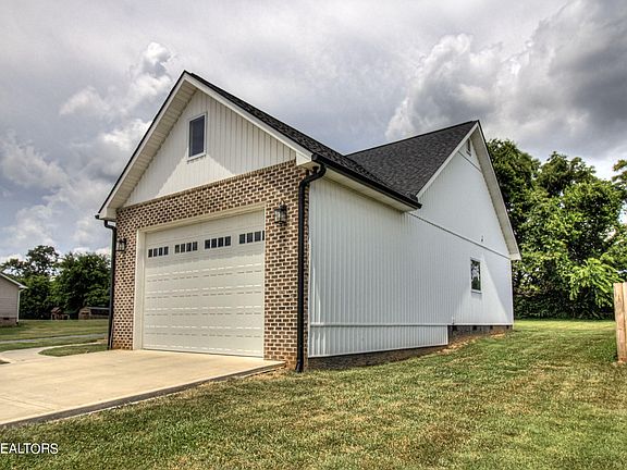 4th image of 2045 Strawberry Dr