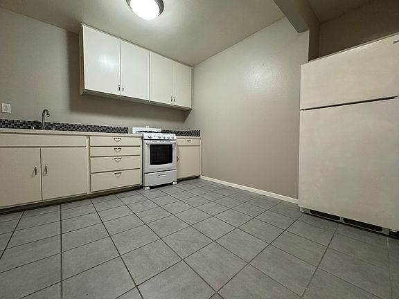 4th image of 700-114 Hearn St