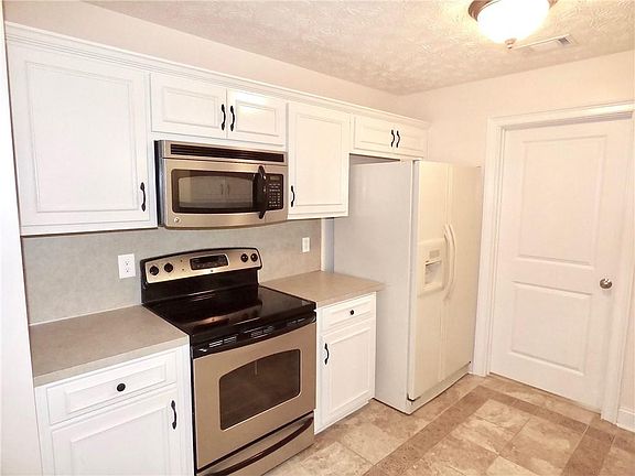 3rd image of 6 N Bayview Dr