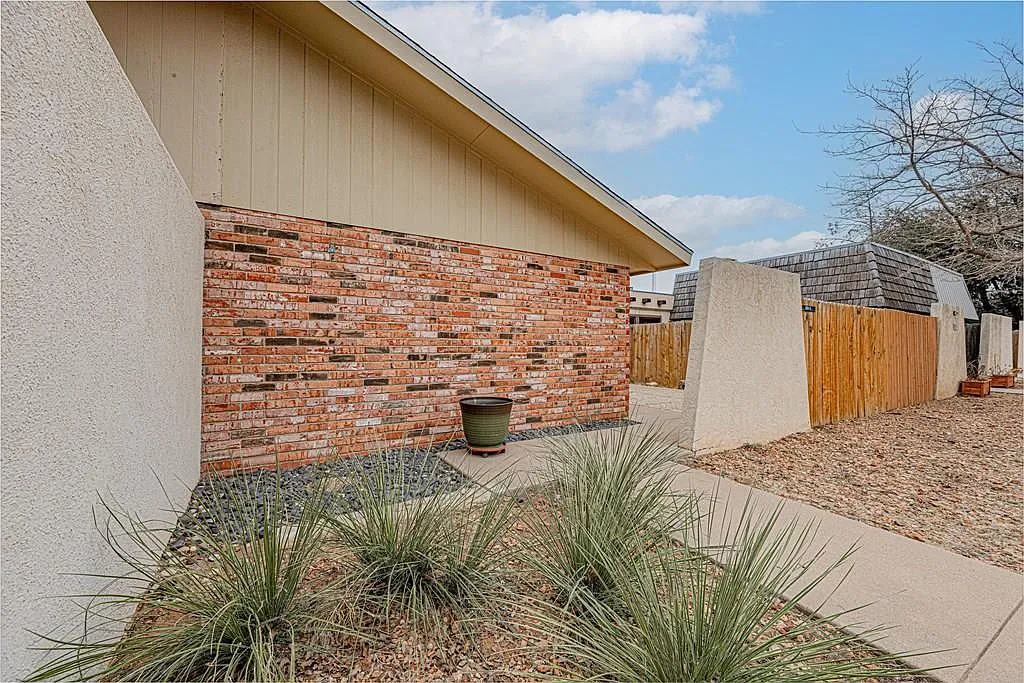 2 bed, 2.0 bath, 1934 sqft, $2,195 — Photo 1