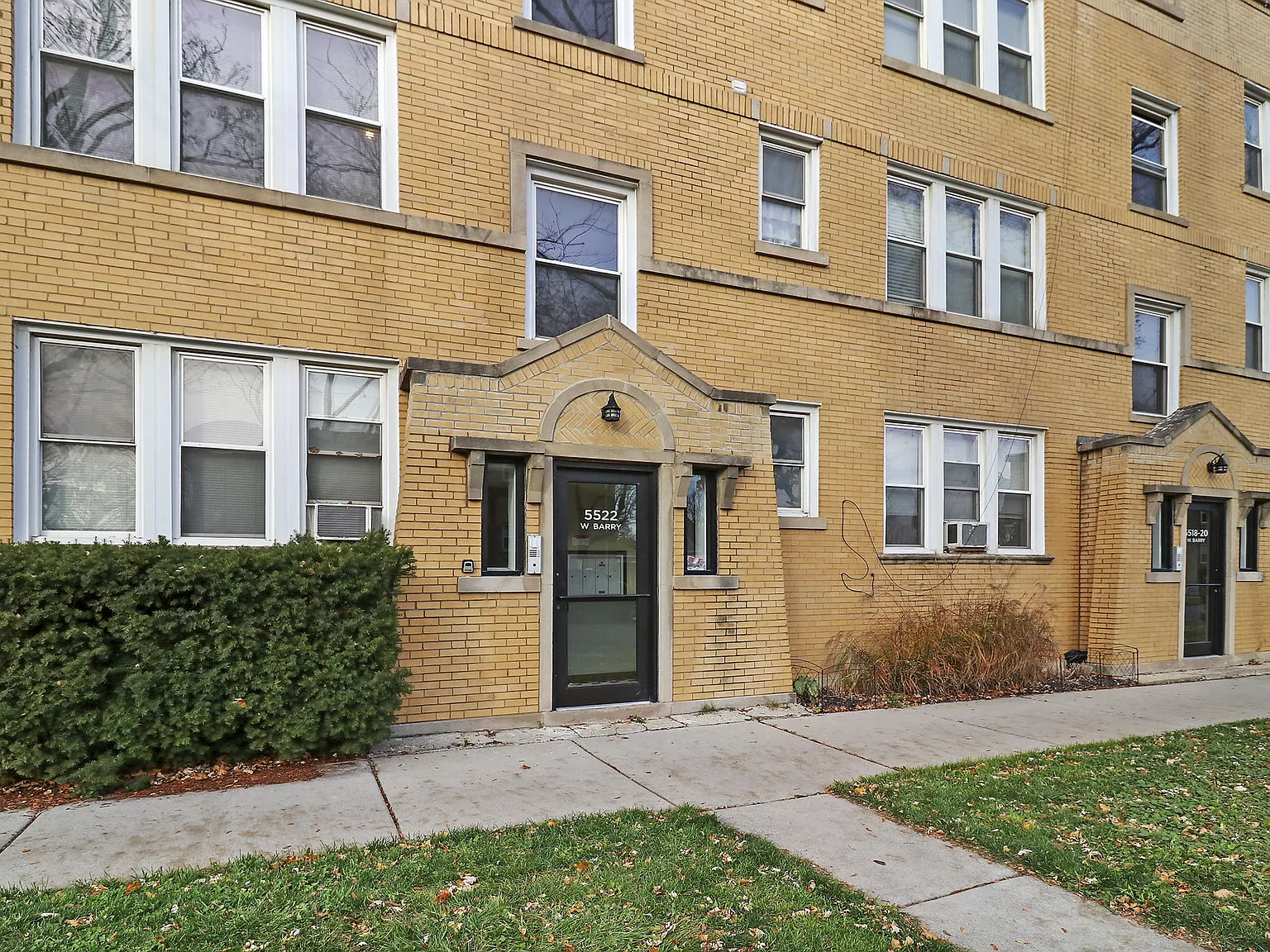 5518-22 Barry — Photo 4