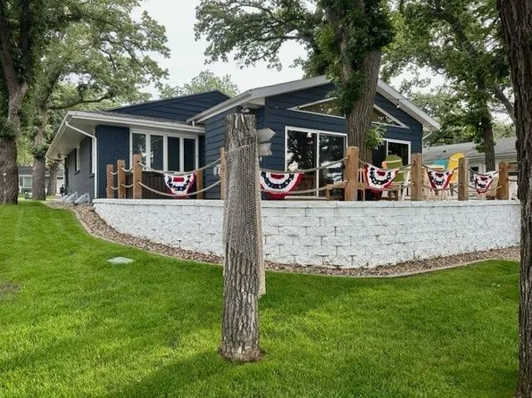 447 Oak St, Arnolds Park, IA 51331