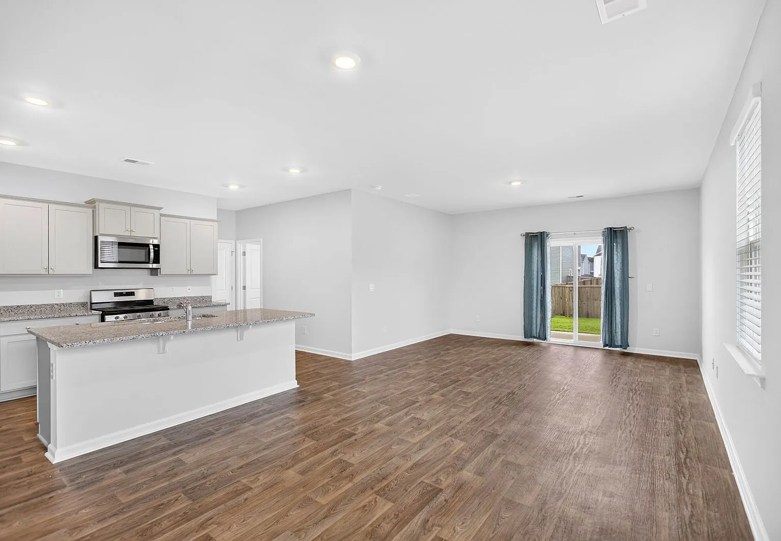 5 bed, 3.0 bath, 2409 sqft, $2,650 — Photo 4