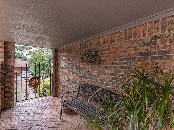 5th image of 2702 Tracey St