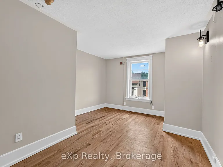 31 Waterloo St S — Photo 12