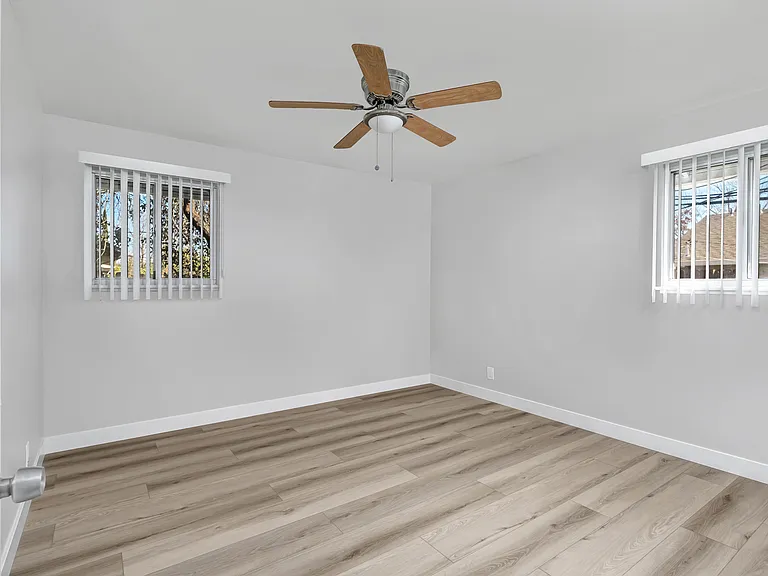 El Camino Duplexes — Photo 14
