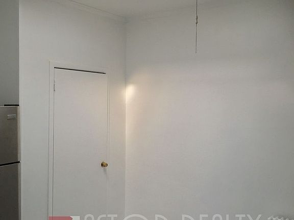 2nd image of 4804 Broadway APT 3R