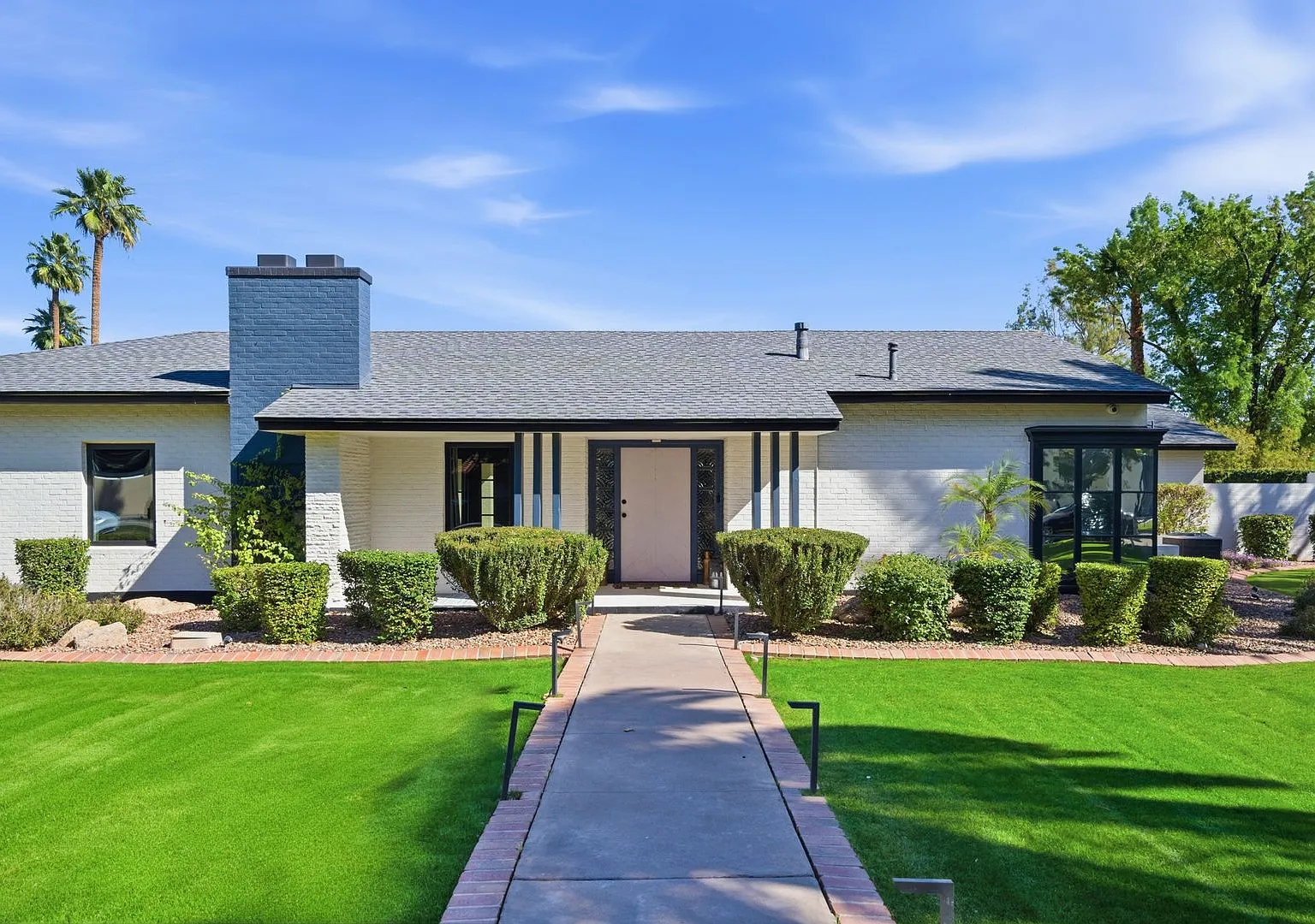 Fully Furnished Executive Phoenix Country Club Home In Gated Community — Photo 1
