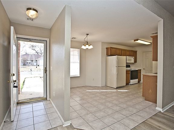 5th image of 540 Walker St