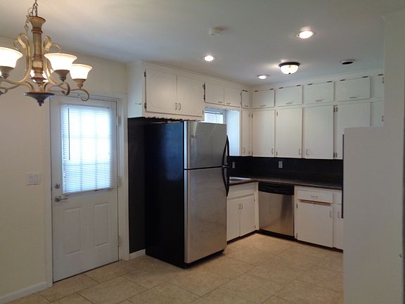 kitchen w/stainless appliances