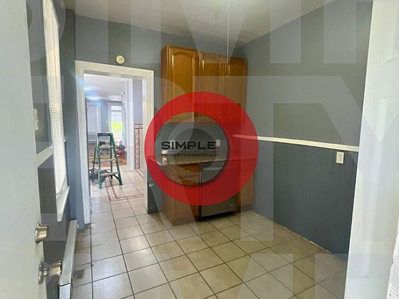 2nd image of 1025 N Front St